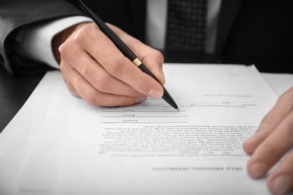 Адвокат работает в офисе, крупный план
