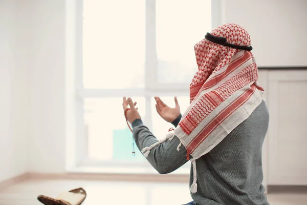 祈っていると、屋内で若いイスラム教徒の男性 — ストック写真