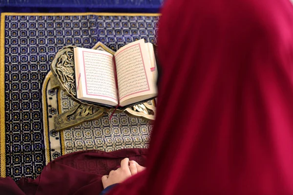 Mulher Muçulmana Lendo Alcorão Dentro Casa — Fotografia de Stock
