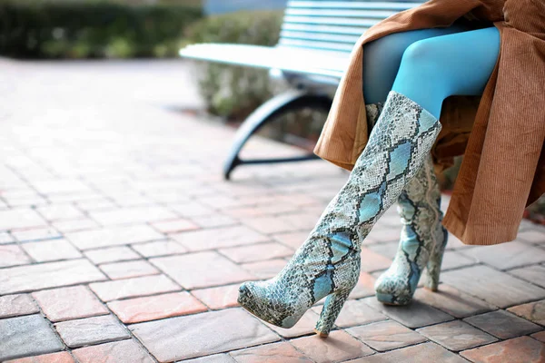 Stijlvolle vrouw in slangenhuid schoenen buiten — Stockfoto