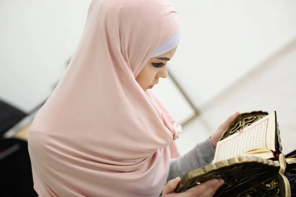 Wanita Muslim Muda Membaca Quran Dalam Ruangan — Stok Foto