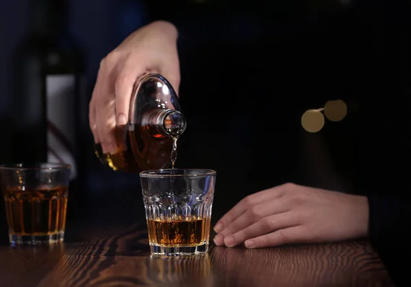 女人倒在酒吧喝玻璃, 特写。酗酒问题 — 图库照片
