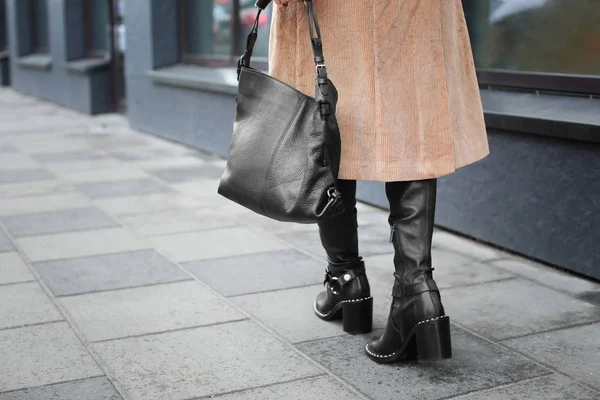 Стильная женщина в черных туфлях, идущая по улице — стоковое фото