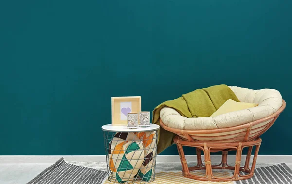 Современный интерьер гостиной с удобным креслом против затененной еловой стены — стоковое фото