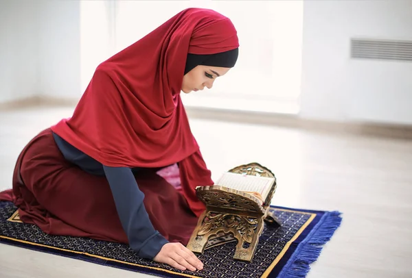 Jonge Moslimvrouw Lezen Van Koran Binnenshuis — Stockfoto