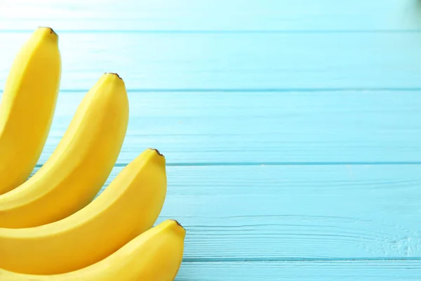 Вкусные спелые бананы на деревянном фоне — стоковое фото