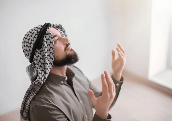 Joven musulmán rezando, en el interior —  Fotos de Stock