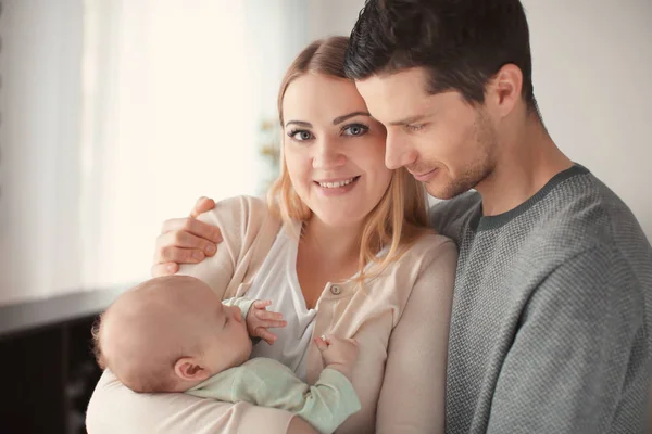 Padres jóvenes con bebé dormido en casa — Foto de Stock