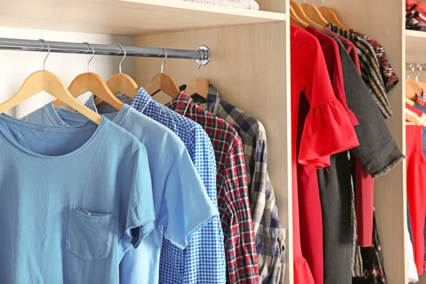 Cabides com roupas diferentes no armário do guarda-roupa — Fotografia de Stock