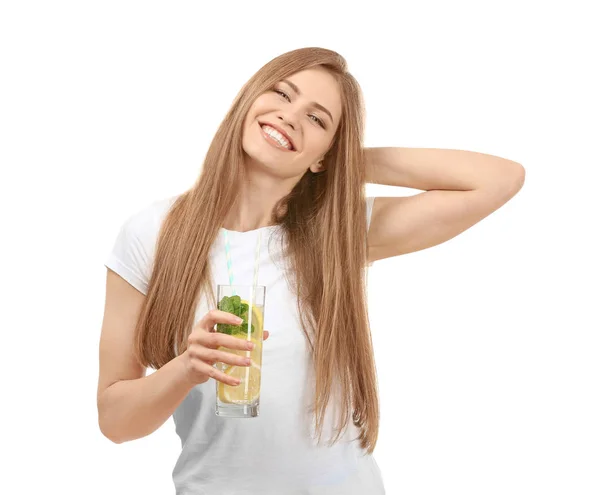 Bella giovane donna con vetro di limonata su sfondo bianco — Foto Stock