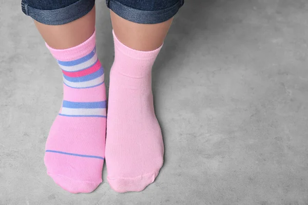 Mujer en diferentes calcetines en interiores — Foto de Stock