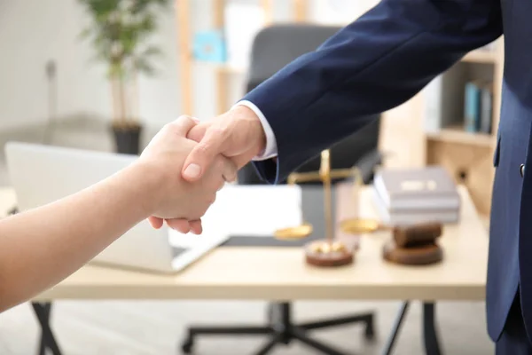 Abogado estrechando la mano con el cliente en la oficina, de cerca — Foto de Stock