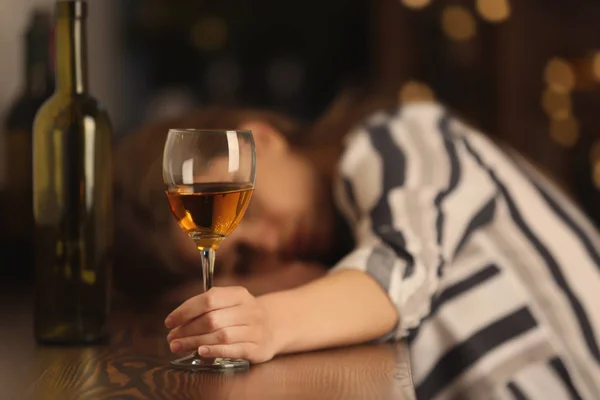 Omedvetna berusad kvinna med glas vin i baren. Alkoholism problem — Stockfoto