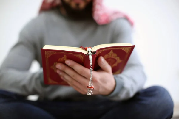 Jeune musulman lisant le Coran, à l'intérieur — Photo