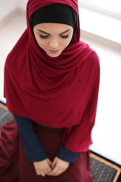 Mujer Musulmana Joven Rezando Interior — Foto de Stock