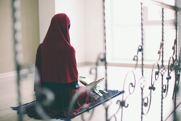 Wanita Muslim Muda Berdoa Dalam Ruangan — Stok Foto