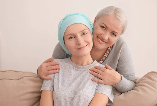 Moden kvinde besøger sin datter med kræft indendørs - Stock-foto