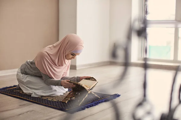 Wanita Muslim Muda Membaca Quran Dalam Ruangan — Stok Foto