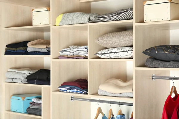 Zorganizowane szafa garderoba z ubrania i rzeczy do domu — Zdjęcie stockowe