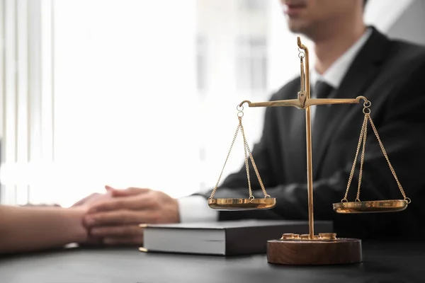Масштаби правосуддя на столі в офісі адвоката — стокове фото
