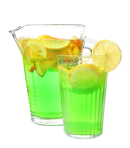 Krug und Glas leckere Limonade auf weißem Hintergrund — Stockfoto