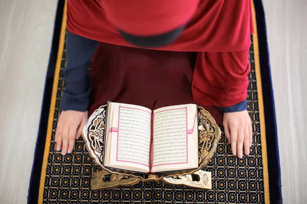 Junge Muslimische Frau Liest Koran Drinnen — Stockfoto