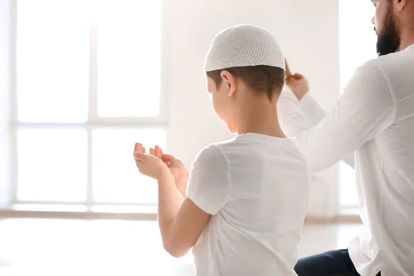 Muslim ayah dan anak berdoa bersama-sama, di dalam ruangan — Stok Foto