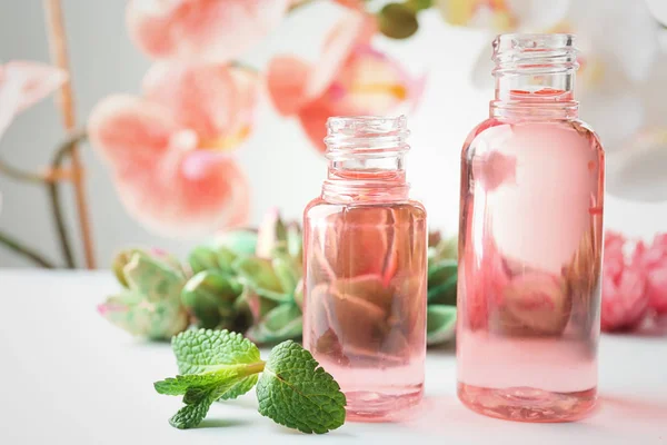 Botellas con aceite de perfume en la mesa —  Fotos de Stock