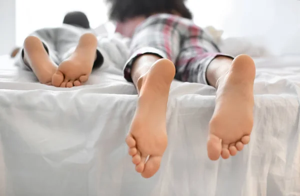 Crianças afro-americanas bonitas deitadas na cama. Hora de dormir em família — Fotografia de Stock