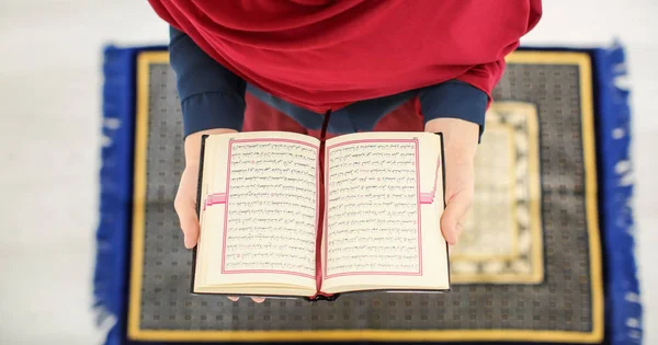 Wanita Muslim Muda Membaca Quran Dalam Ruangan — Stok Foto