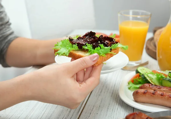 テーブルで朝食を持っている女性 — ストック写真