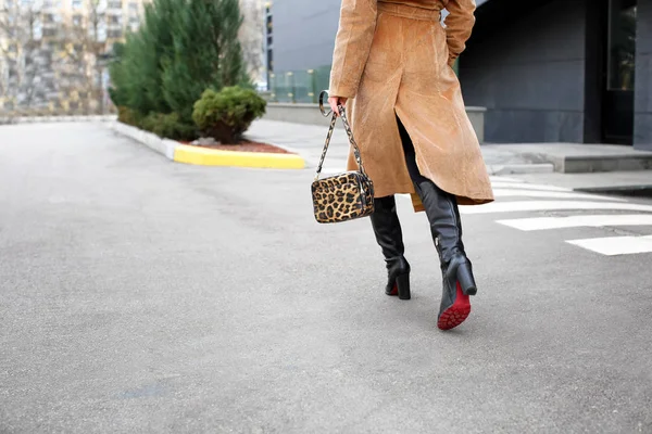 Stylish woman in black shoes walking across the street — Stock Photo, Image