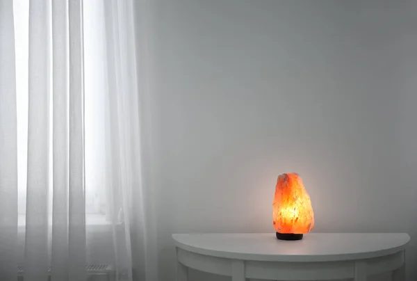 Himalaya zout lamp op tafel binnenshuis — Stockfoto