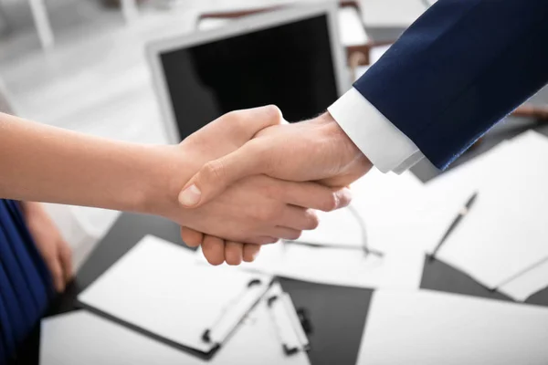 Abogado estrechando la mano con el cliente en la oficina, de cerca — Foto de Stock