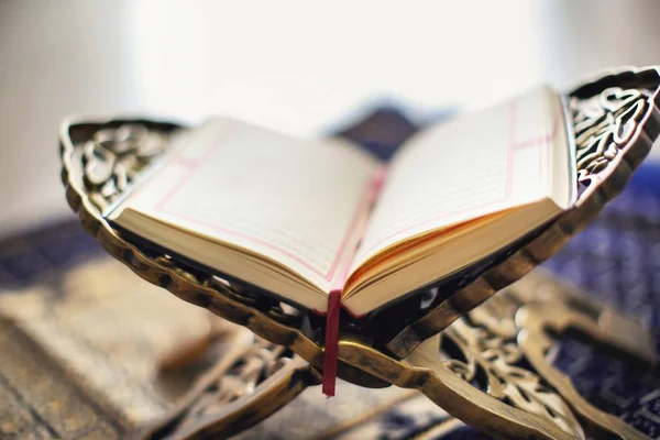 Aufgeschlagenes Heiliges Buch Der Muslime Stand — Stockfoto