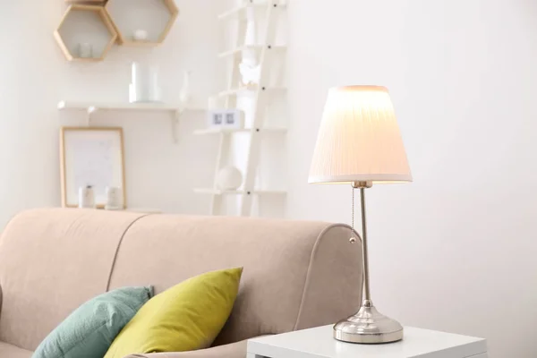 Rum interiör med elegant bordslampa och bekväm soffa — Stockfoto