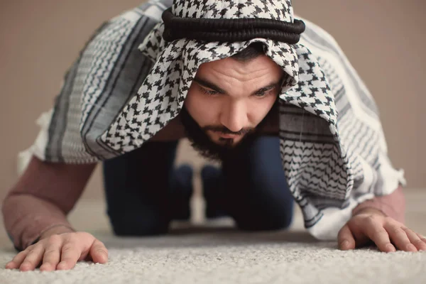 Junger muslimischer Mann betet, drinnen — Stockfoto