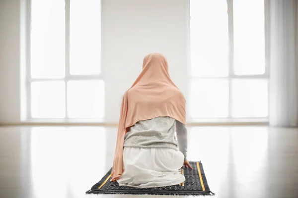 Молодая Мусульманка Молится Помещении — стоковое фото