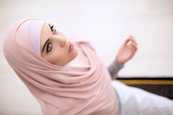Wanita Muslim Muda Berdoa Dalam Ruangan — Stok Foto