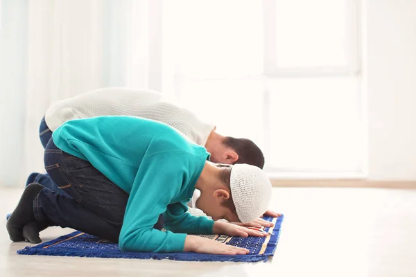 Muslim ayah dan anak berdoa bersama-sama, di dalam ruangan — Stok Foto