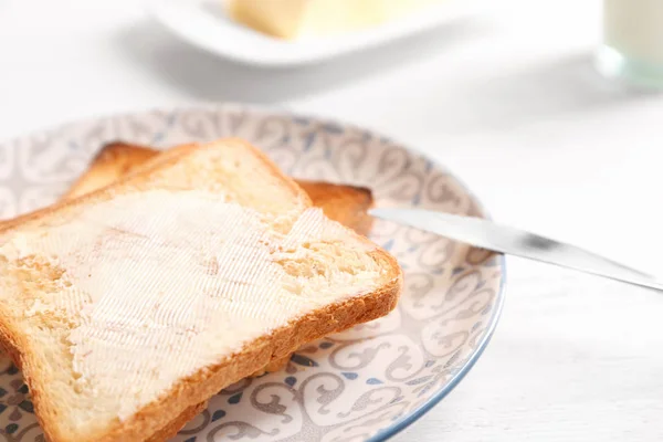 Pane tostato gustoso con burro, primo piano — Foto Stock