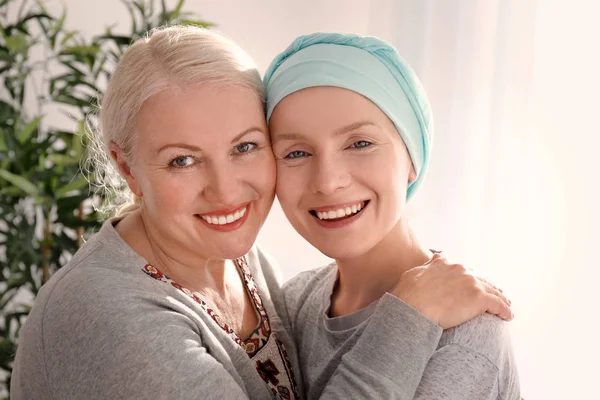 Ώριμη γυναίκα επισκέπτεται την κόρη της με τον καρκίνο σε εσωτερικούς χώρους — Φωτογραφία Αρχείου