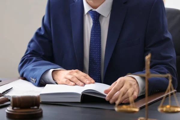 Advogado masculino trabalhando no escritório, close-up — Fotografia de Stock