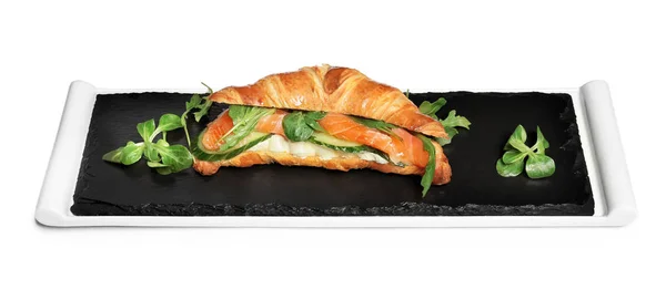 Lahodný croissant s kousky lososa na bílém pozadí — Stock fotografie
