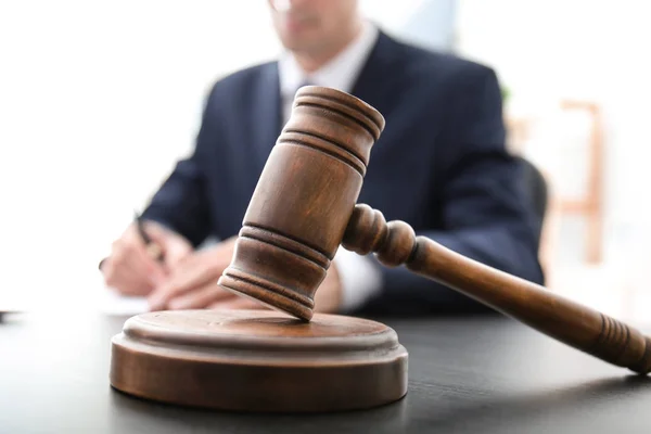 Hammer auf dem Tisch in Anwaltskanzlei — Stockfoto