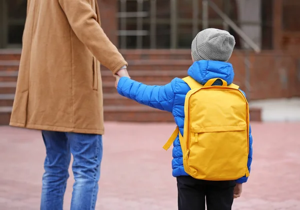 Aranyos kisfiú megy az iskolába, az apja — Stock Fotó