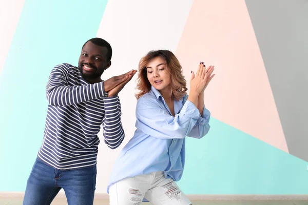 Mignon interracial couple danse contre couleur mur — Photo