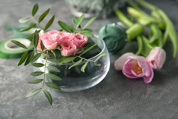 Tigela de vidro com flores em esponja na mesa — Fotografia de Stock