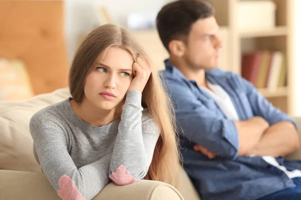 Pareja joven en disputa en casa — Foto de Stock