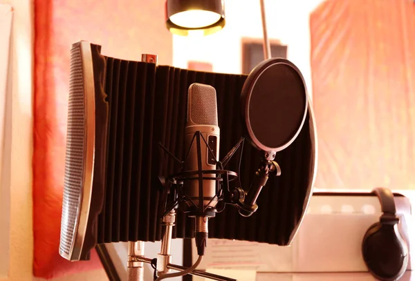 Blick auf Mikrofon im Radiosender — Stockfoto